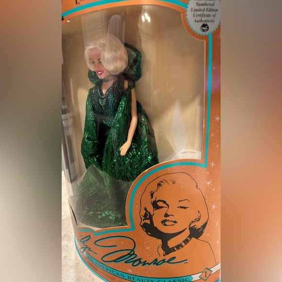 NIB-1993 Emerald Evening Marilyn Monroe Doll by DSI - Picture 7 of 12